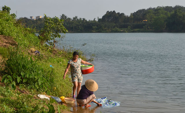 Hue women do their laundry at the Perfume River.